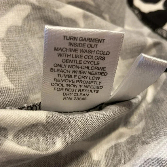 NY & Company black and white shirt size 16
BIN #9 - Picture 7 of 7